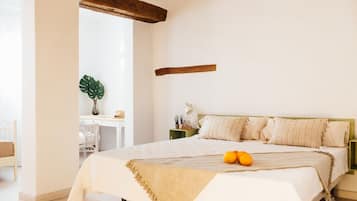 Luxe beddengoed, een bureau, verduisterende gordijnen