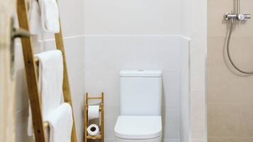 Een douche, gratis toiletartikelen, een haardroger, handdoeken