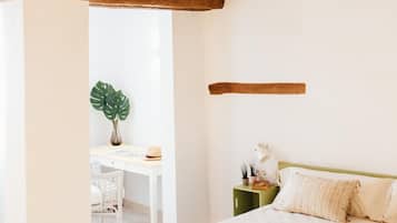 Luxe beddengoed, een bureau, verduisterende gordijnen
