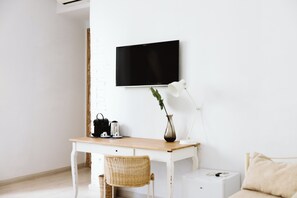 Hochwertige Bettwaren, Schreibtisch, Verdunkelungsvorhänge