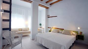 Luxe beddengoed, een bureau, verduisterende gordijnen