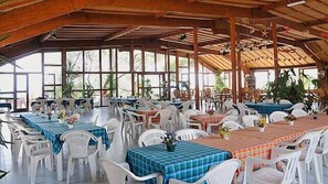 Lunch och middag serveras, med utsikt mot stranden