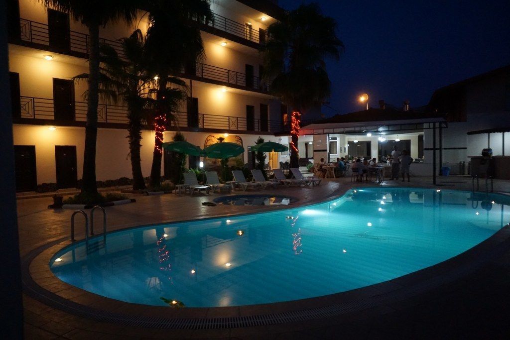 Piscine extérieure (ouverte en saison), parasols de plage