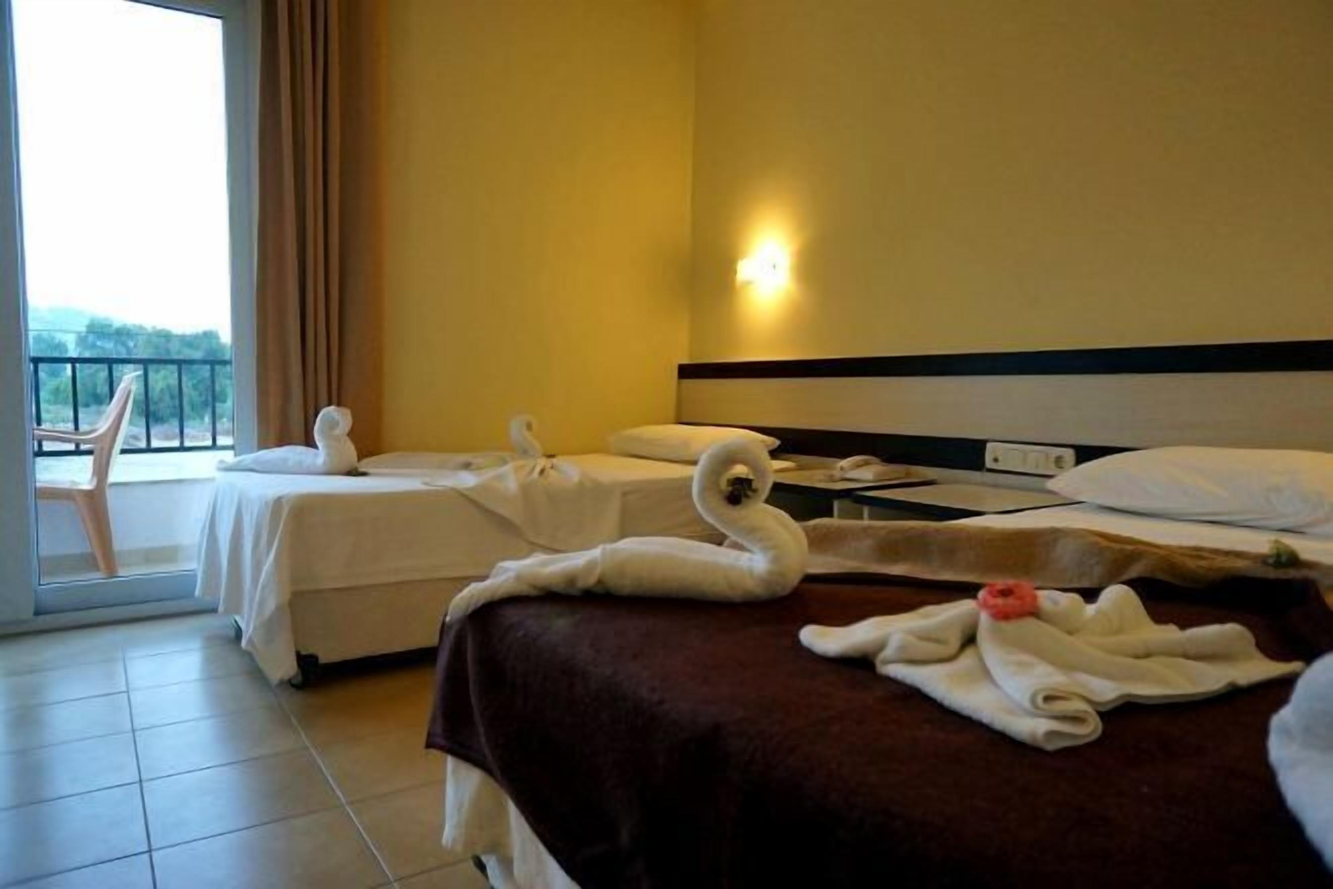 Desk, soundproofing, free WiFi, bed sheets