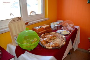Breakfast (EUR 9.00 per person)