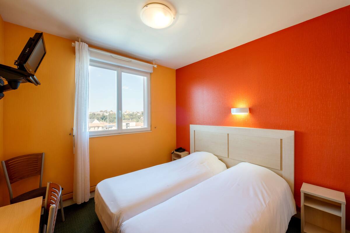 standard twin room | desk, free wifi, bed sheets