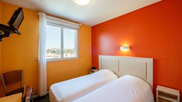 Kahden hengen standard-huone (kaksi sänkyä) | Työpöytä, ilmainen Wi-Fi, vuodevaatteet