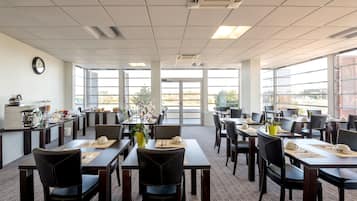 Tägliches Frühstücksbuffet (10 EUR pro Person)