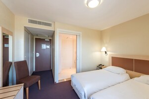 Standard Twin Room | Desk, blackout drapes, soundproofing, free WiFi