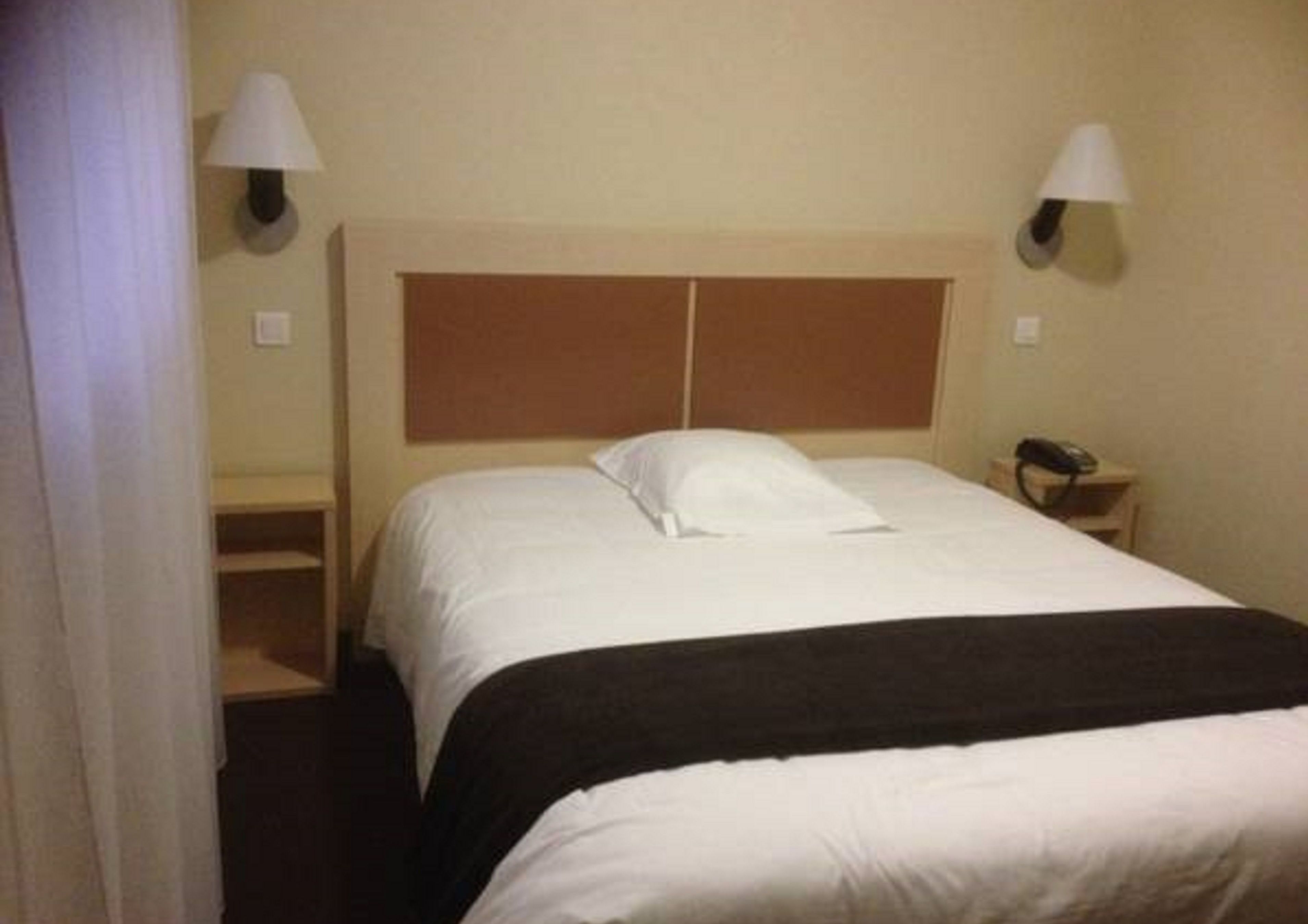 desk, blackout curtains, soundproofing, free wifi