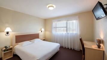 Standard Double Room | Desk, blackout curtains, soundproofing, free WiFi