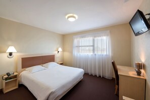 Standard Double Room | Desk, blackout drapes, soundproofing, free WiFi - Logis Hôtel Talencia (Thouars)