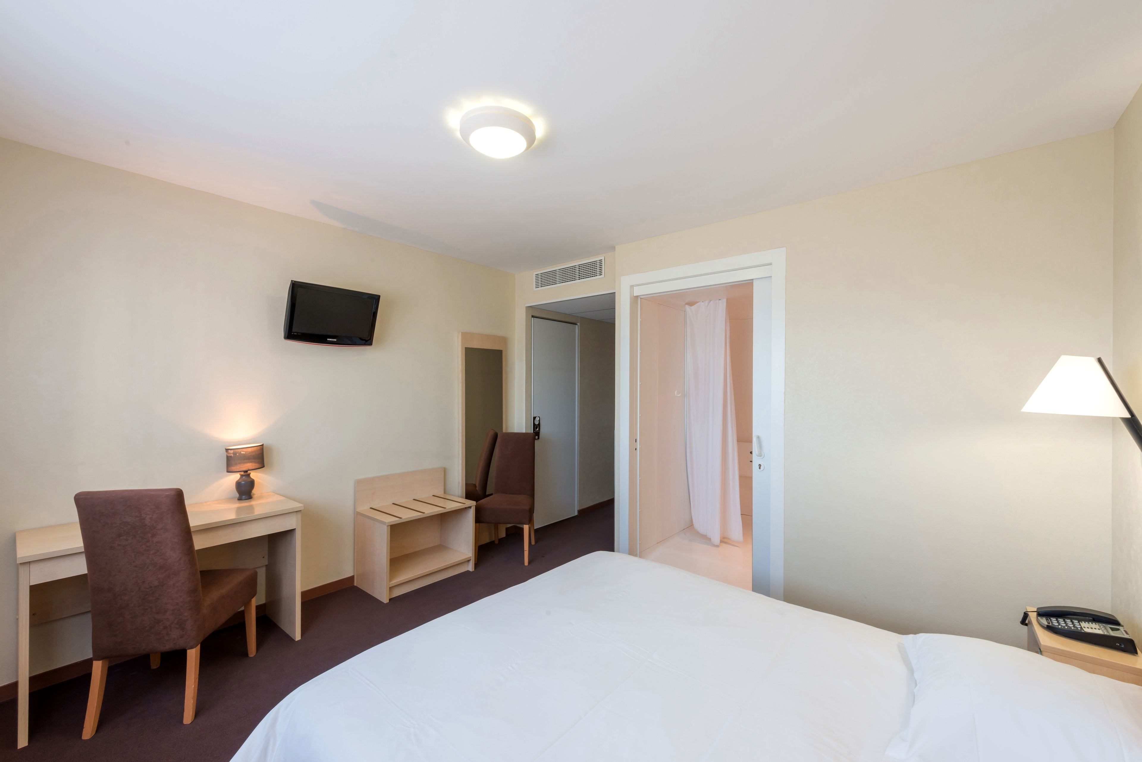 standard double room | desk, blackout curtains, soundproofing, free wifi