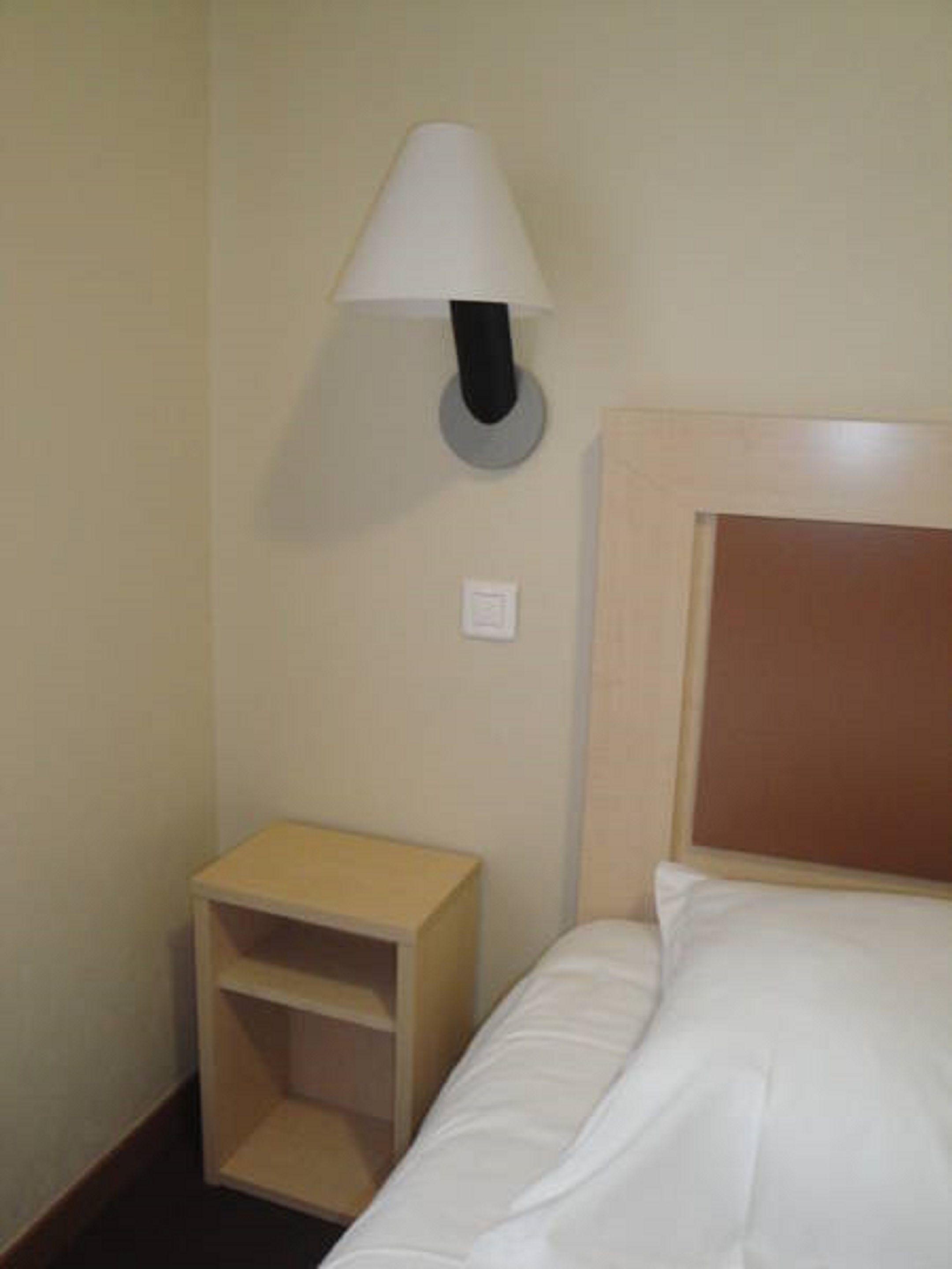 desk, blackout curtains, soundproofing, free wifi