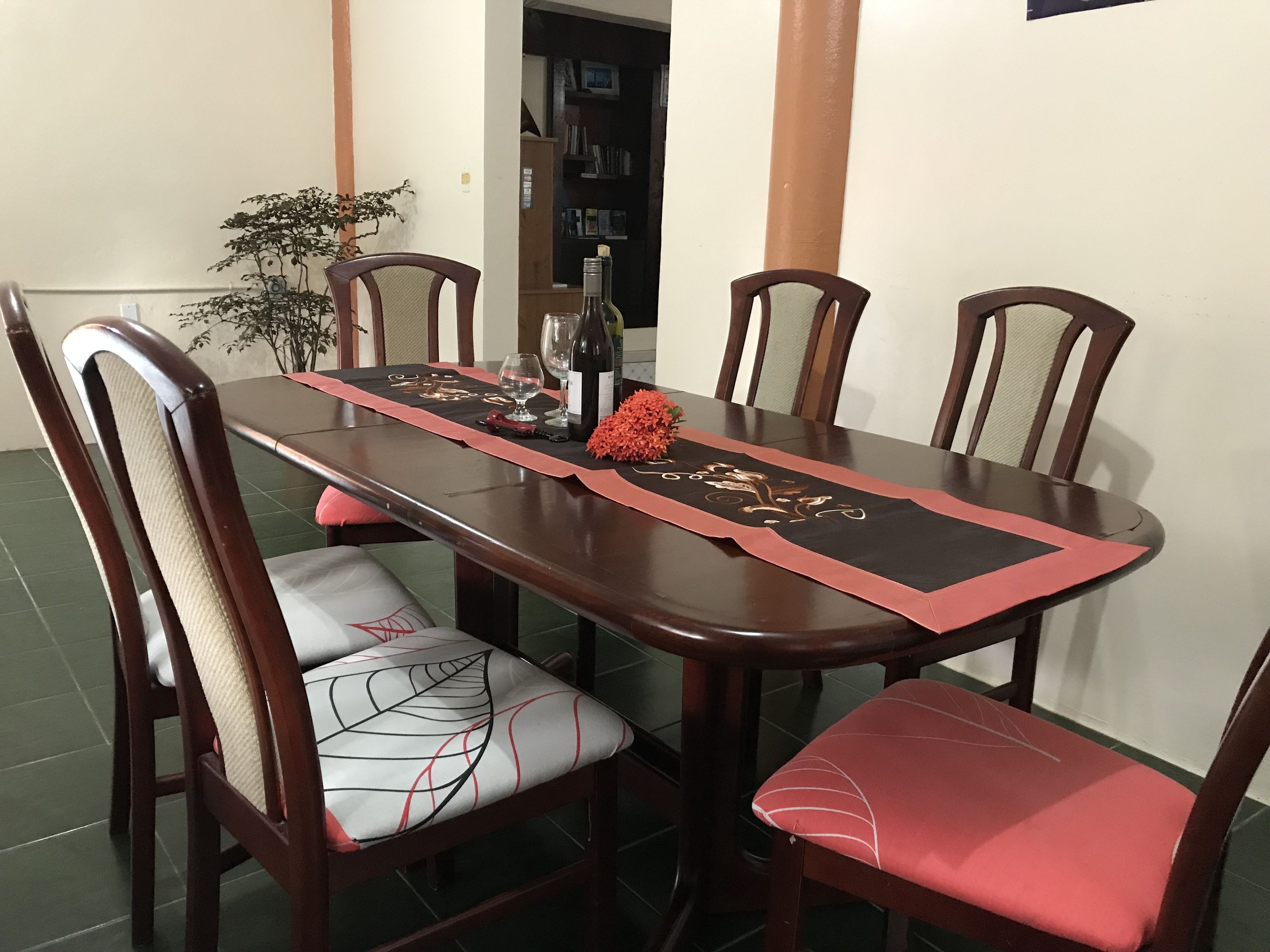 Full-sized fridge, microwave, coffee/tea maker, coffee grinder