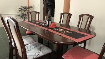 Full-sized fridge, microwave, coffee/tea maker, coffee grinder