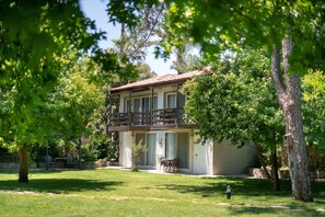 Deluxe Room with River & Forest View | Hochwertige Bettwaren, Minibar, Zimmersafe, individuell dekoriert