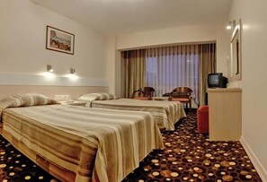 Minibar, safe på rommet, barnesenger (inkludert) og wi-fi (inkludert)