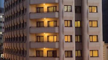 Mặt tiền nơi lưu trú - ban đêm