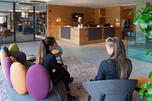 Lobby sitting area - The Lodge Hotel (Appiano Sulla Strada del Vino)