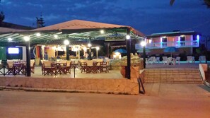 واجهة المنشأة - في المساء/الليل