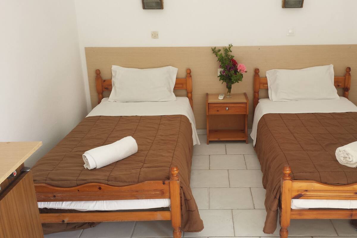 Quarto casal | Cofres nos quartos, berços grátis, Wi-Fi de cortesia