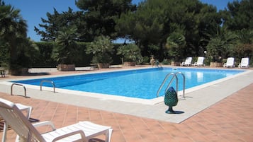 Una piscina al aire libre de temporada (de 08:00 a 19:00), tumbonas