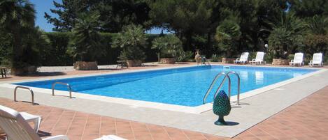 Una piscina al aire libre de temporada (de 08:00 a 19:00), tumbonas