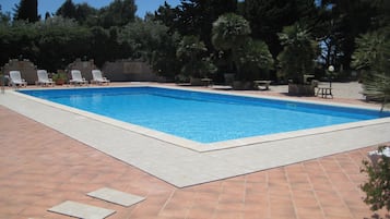 Una piscina al aire libre de temporada (de 08:00 a 19:00), tumbonas