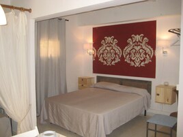 Standard Studio, 1 Queen Bed, Ground Floor | Desk