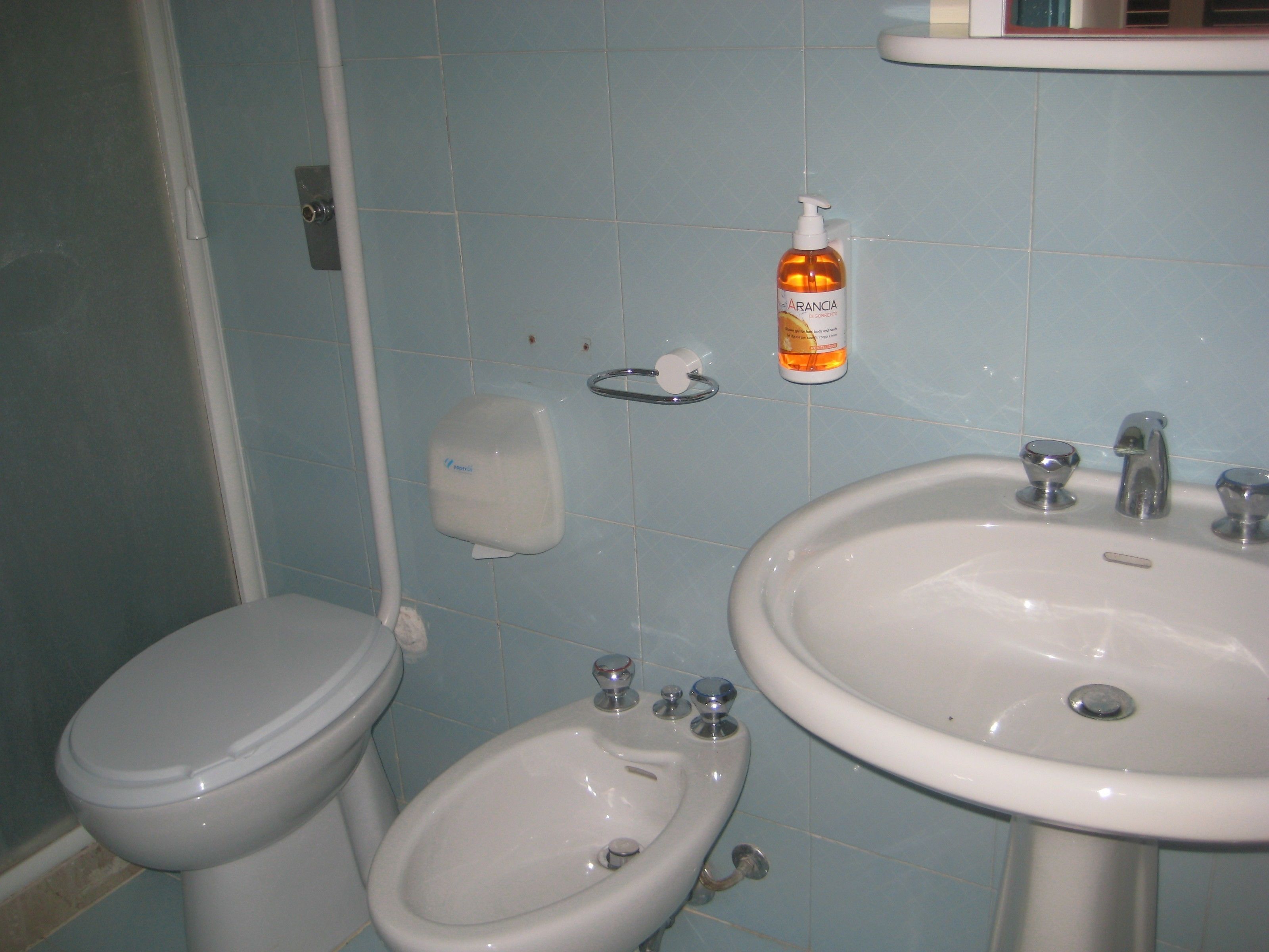 Une salle de bain comprenant des toilettes, un bidet et deux lavabos.