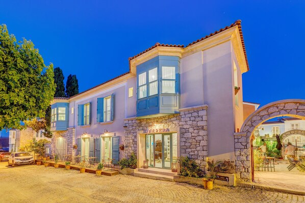 Front of property - evening/night - Vespera Hotel (Cesme)