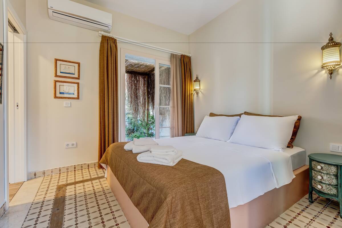 Habitación doble, Terraza | Ropa de cama de alta calidad y minibar 