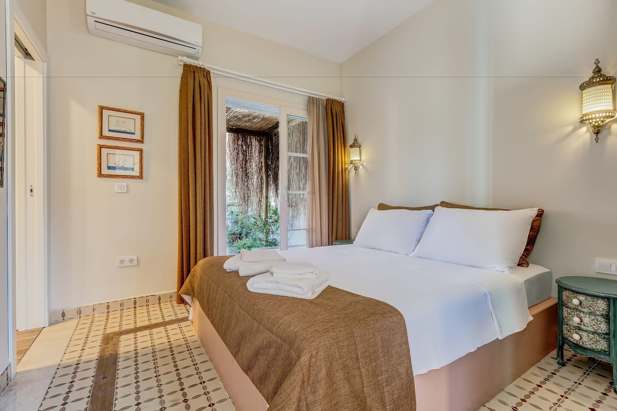 Habitación doble, Terraza | Ropa de cama de alta calidad y minibar