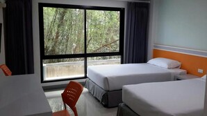 A hotel room with two beds, a desk, and a chair. - Sakura Budget Hotel (Hat Yai)