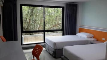 Escritorio, cortinas blackout y wifi gratis