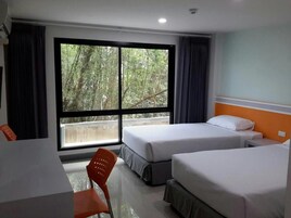 Escritorio, cortinas blackout y wifi gratis 