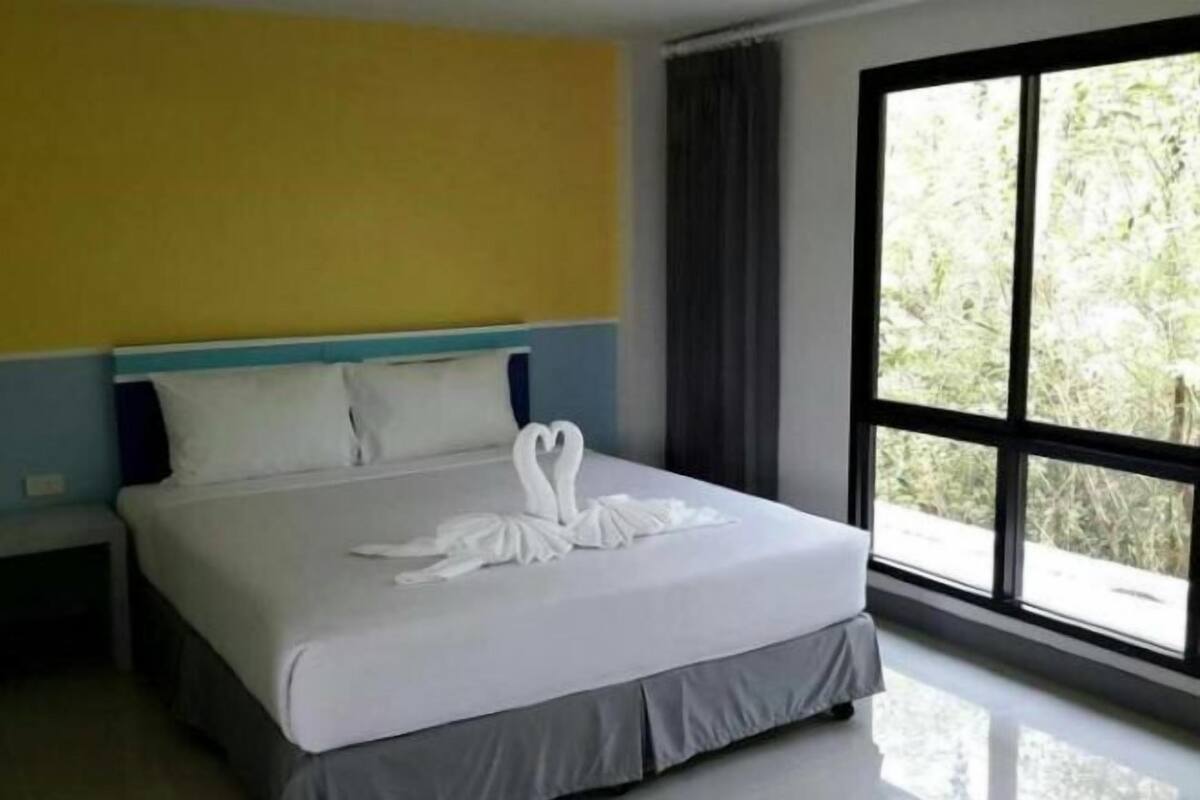 Escritorio, cortinas blackout y wifi gratis