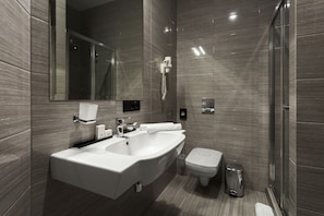 Standard Room | Bathroom | Shower, free toiletries, towels, shampoo