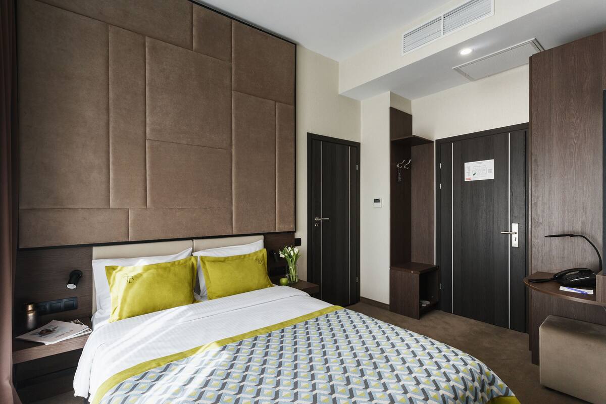 Standard Room | Premium bedding, minibar, in-room safe, individually decorated