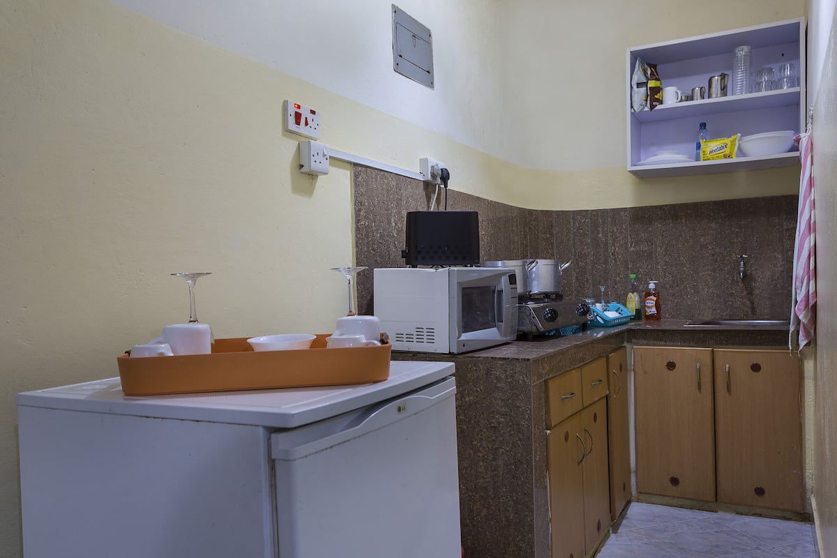 Standard Studio, 1 King Bed | Private kitchen | Fridge, microwave, oven, stovetop