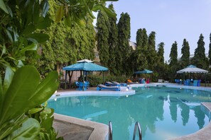 Piscine extérieure, parasols de plage, chaises longues