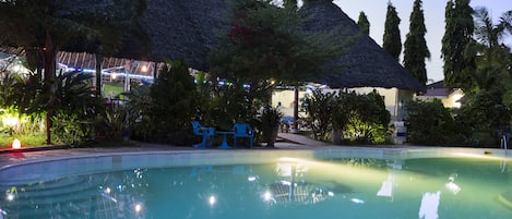 Piscine extérieure, parasols de plage, chaises longues