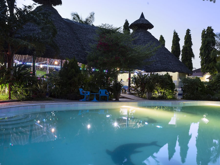 Piscina a l'aire lliure, para-sols i gandules