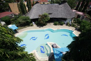 Piscine extérieure, parasols de plage, chaises longues