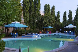 Piscina externa, guarda-sóis, espreguiçadeiras