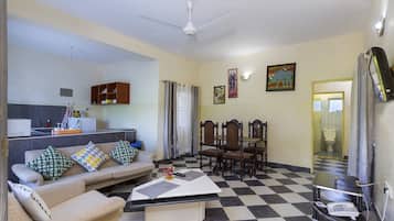 Apartamento standard, 1 quarto | Área de estar | TV de tela plana