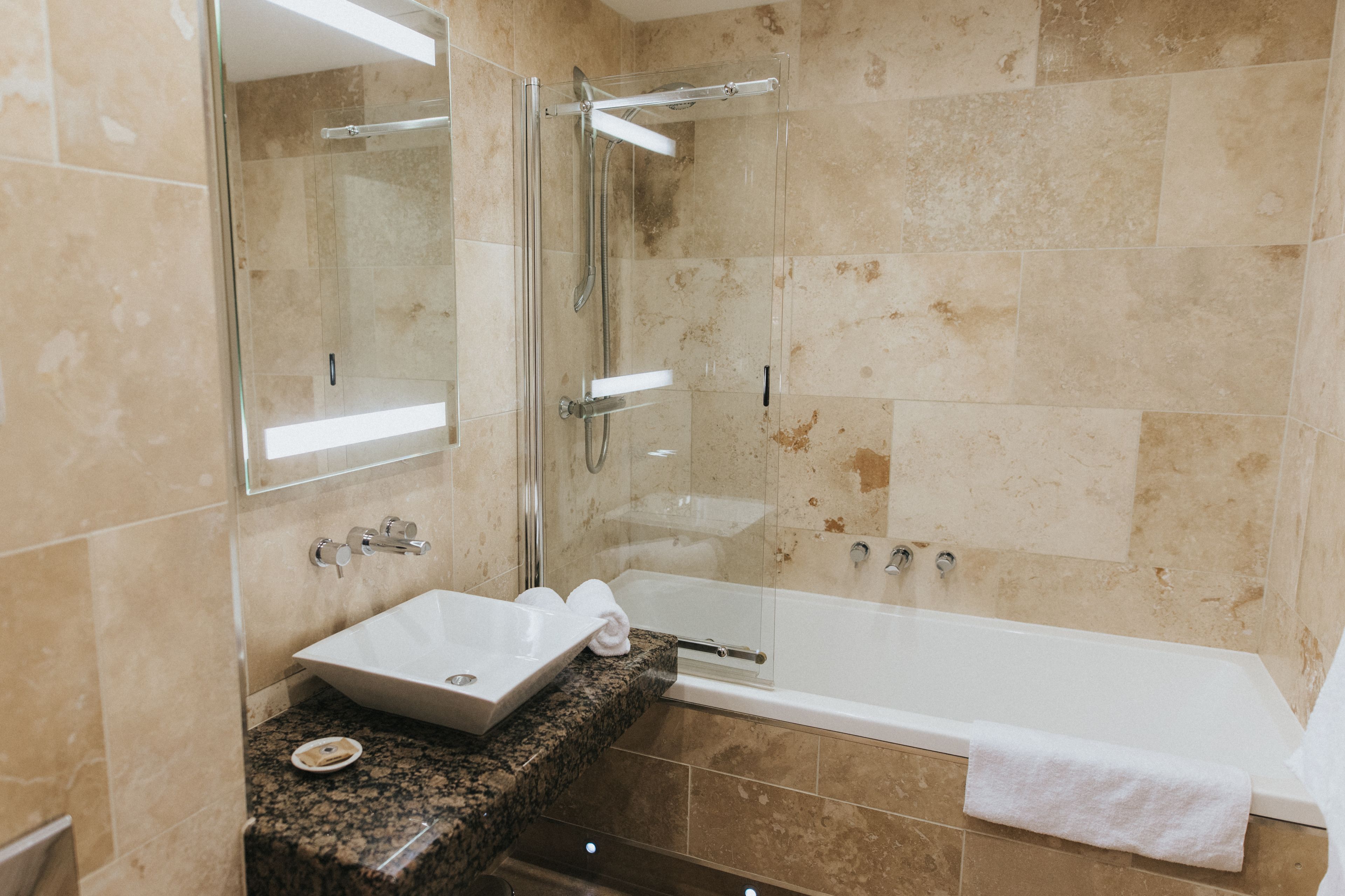 deluxe double room | bathroom | combined shower/bathtub, free toiletries, hair dryer, bathrobes
