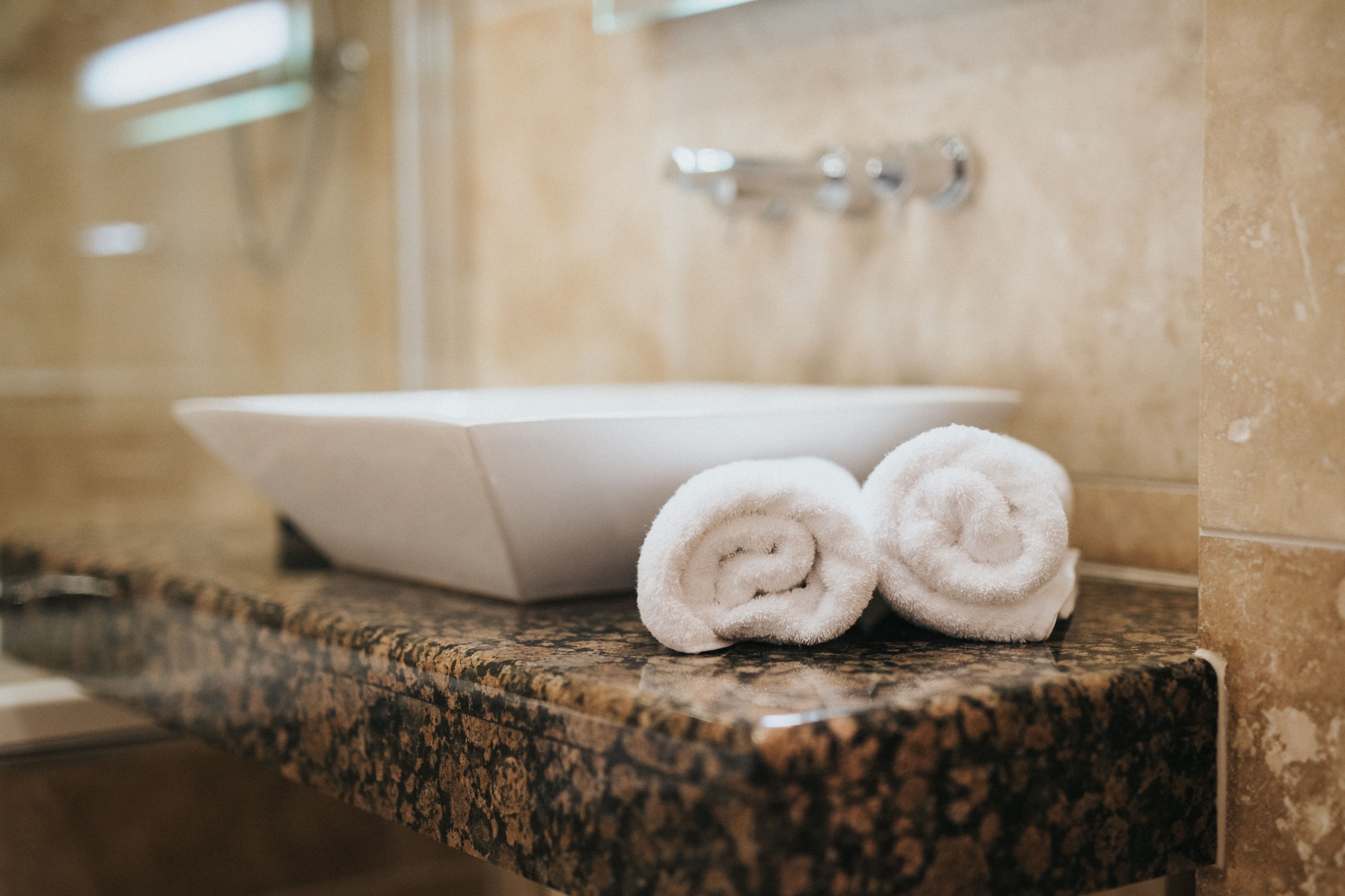 deluxe double room | bathroom | combined shower/bathtub, free toiletries, hair dryer, bathrobes