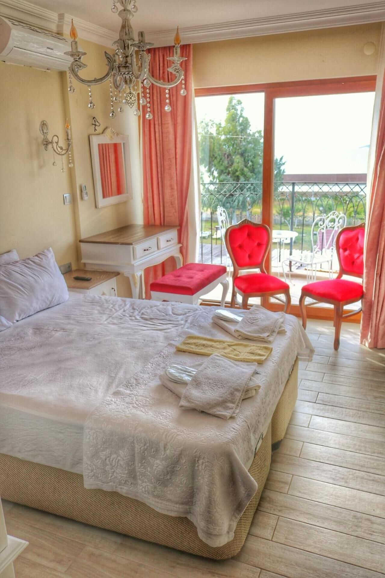 Un dormitorio con una cama grande, un escritorio y una silla.